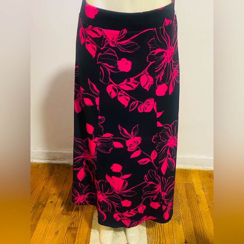 Pink & Black Stylish Long Skirt
Medium Size 
32 inches at the waist
35 inch long